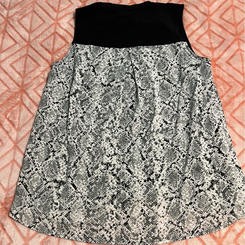 #64 Calvin Klein Top - Picture 6 of 7